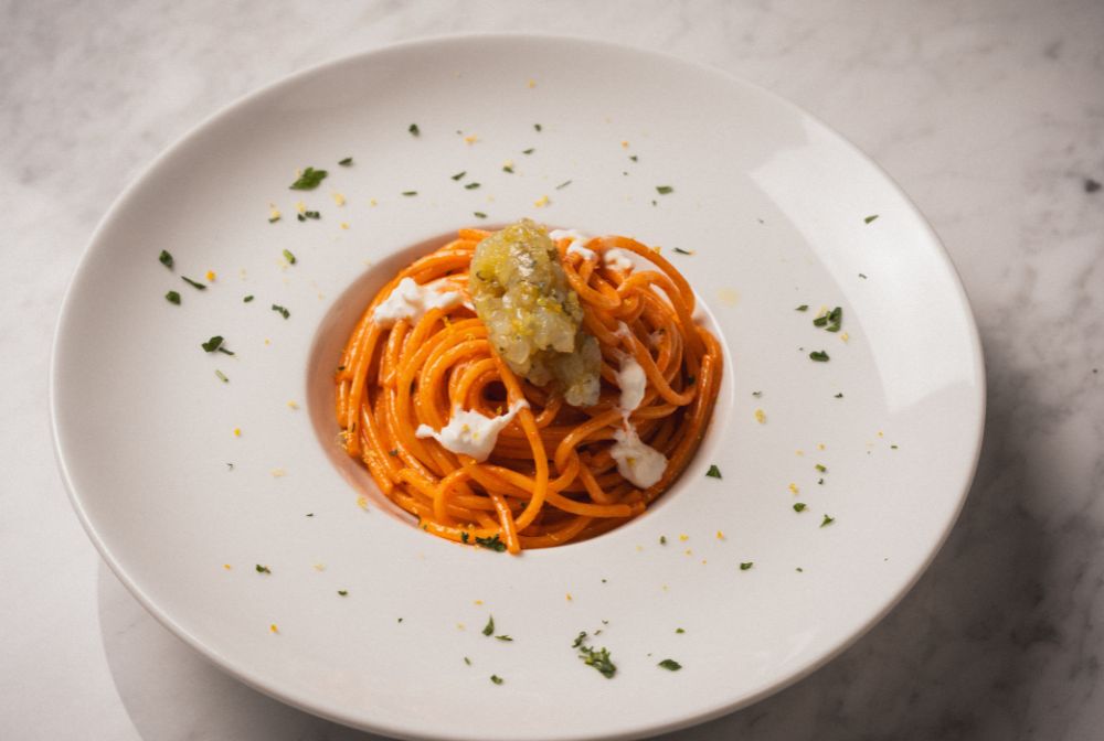 Marezzato - Brace di Terra e Mare Spaghettone con bisque di gambero rosso e battuta a crudo di mazzancolle al profumo di agrumi e gocce di stracciatella